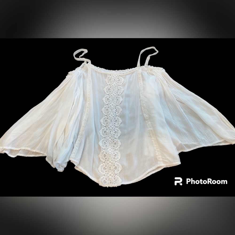 EUC. Women’s White Xhilaration Off the Shoulder Boho Blouse. XXL. Lace Detail.